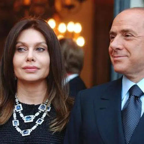 Soţia lui Berlusconi are un iubit, scrie presa, iar premierul apără dreptul la viaţă privată