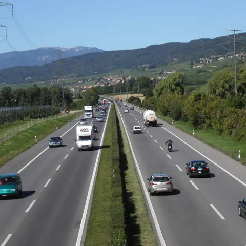 Un şofer şi-a pierdut toate cele patru cauciuri în timp ce rula pe o autostradă