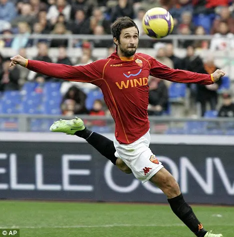 Italia - Mirko Vucinic şi-a prelungit contractul cu AS Roma până în 2013