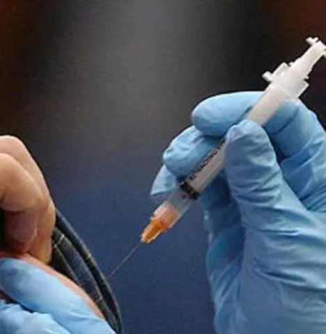 Şase dintre contacţii femeii de 28 de ani cu noua gripă nu sunt infectaţi, potrivit primelor teste