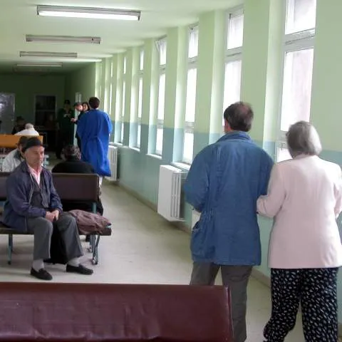 Prietenul tinerei de 28 de ani infectată cu virusul noii gripe a fost externat