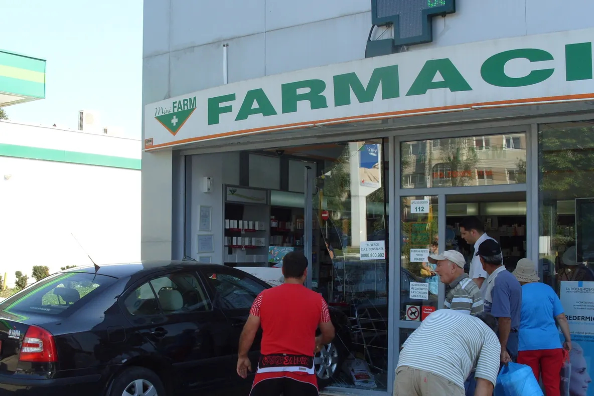 Accident, o maşină a intrat în vitrina unei farmacii din Constanţa