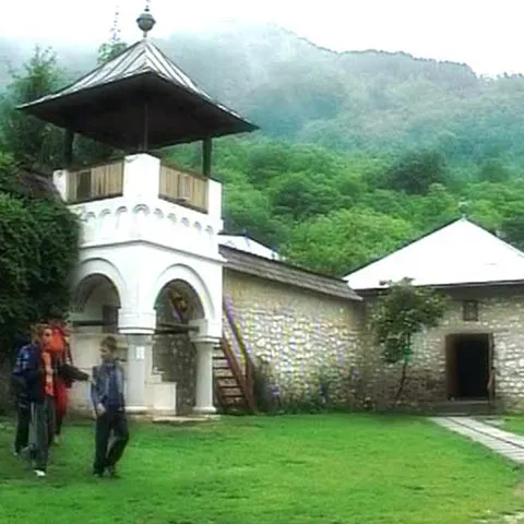 Mănăstirea Polovragi este atestată din 1505 la poalele Munţilor Polovragilor