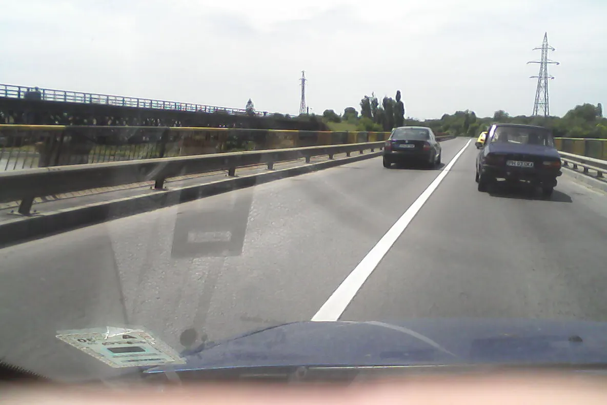 Depăşirea pe linie continuă
