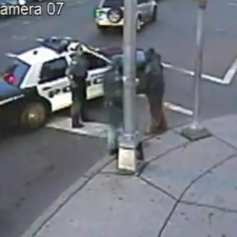Un american a fost bătut crunt, fără motiv, de către un echipaj de poliţie - ATENŢIE, IMAGINI VIOLENTE!