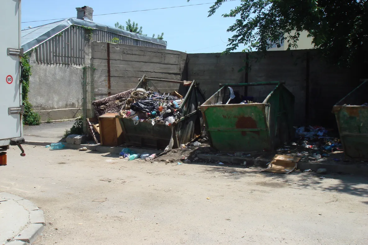 Gunoi neridicat în sectorul 5