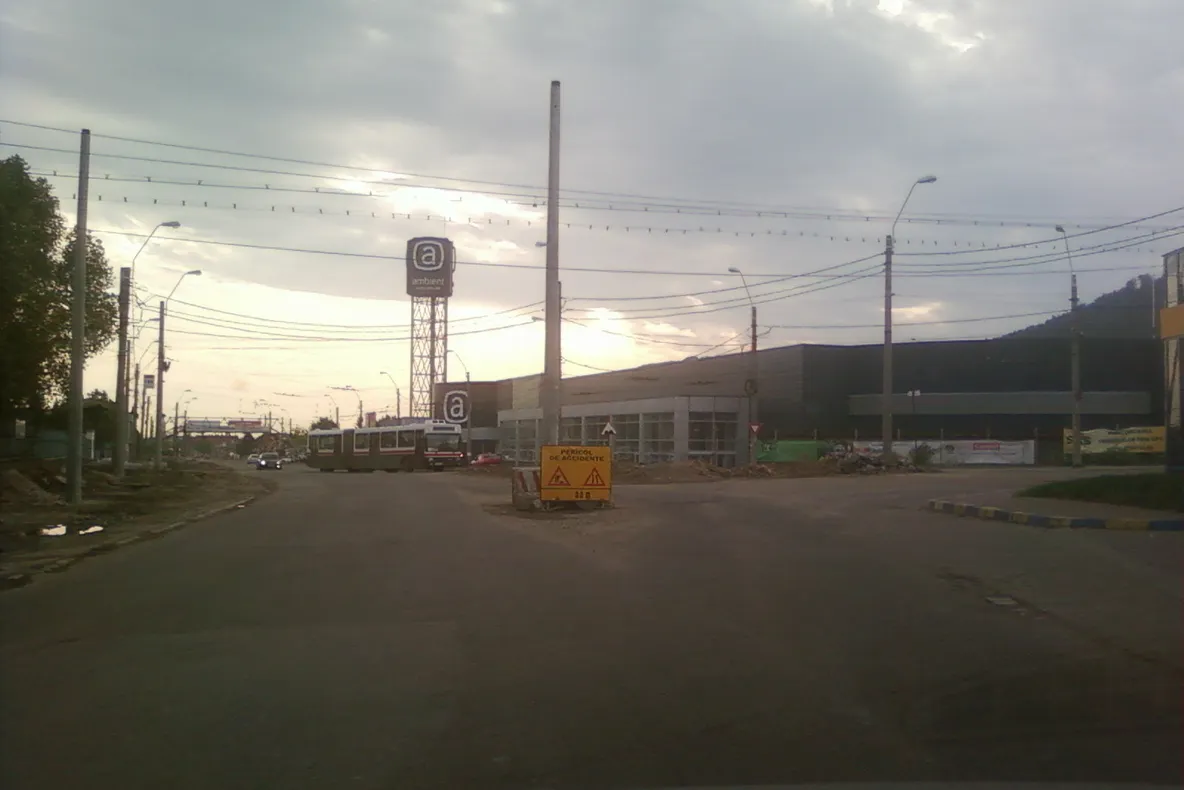Stâlp în mijlocul drumului la Baia Mare