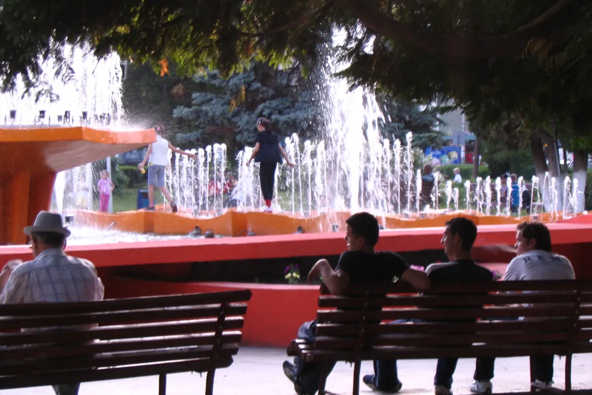 Plimbare prin fântâna arteziană în Roman