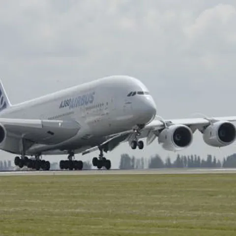  Un Airbus cu motorul în flăcări a aterizat de urgenţă în Gran Canaria