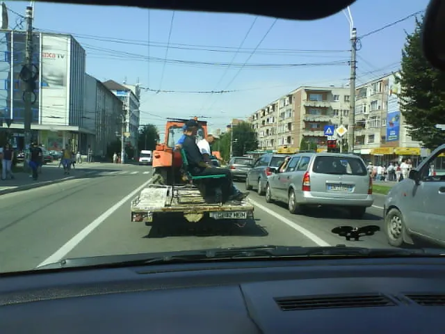 Tractorul cu ataş special
