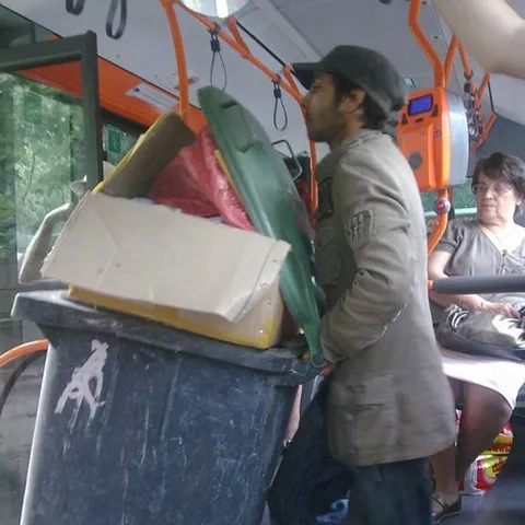 Un bărbat s-a urcat într-un autobuz cu un tomberon plin cu gunoi - VEZI VIDEO