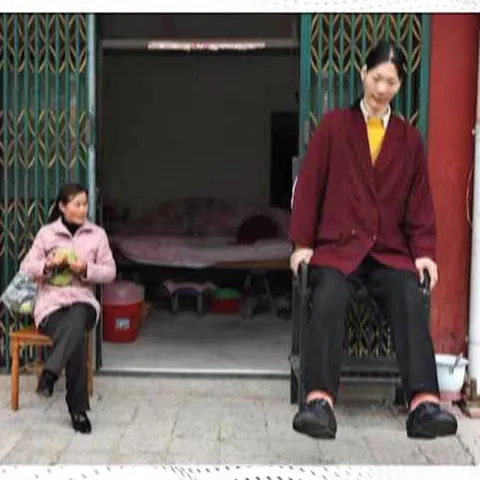 O chinezoaică este cea mai înaltă femeie, măsurând 2,33 metri - VEZI FOTO
