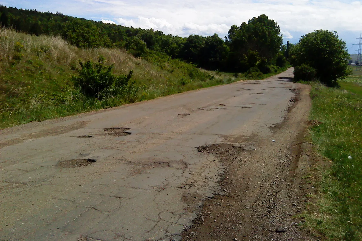 Drumul către comuna Grajduri din Iaşi, pavat cu gropi