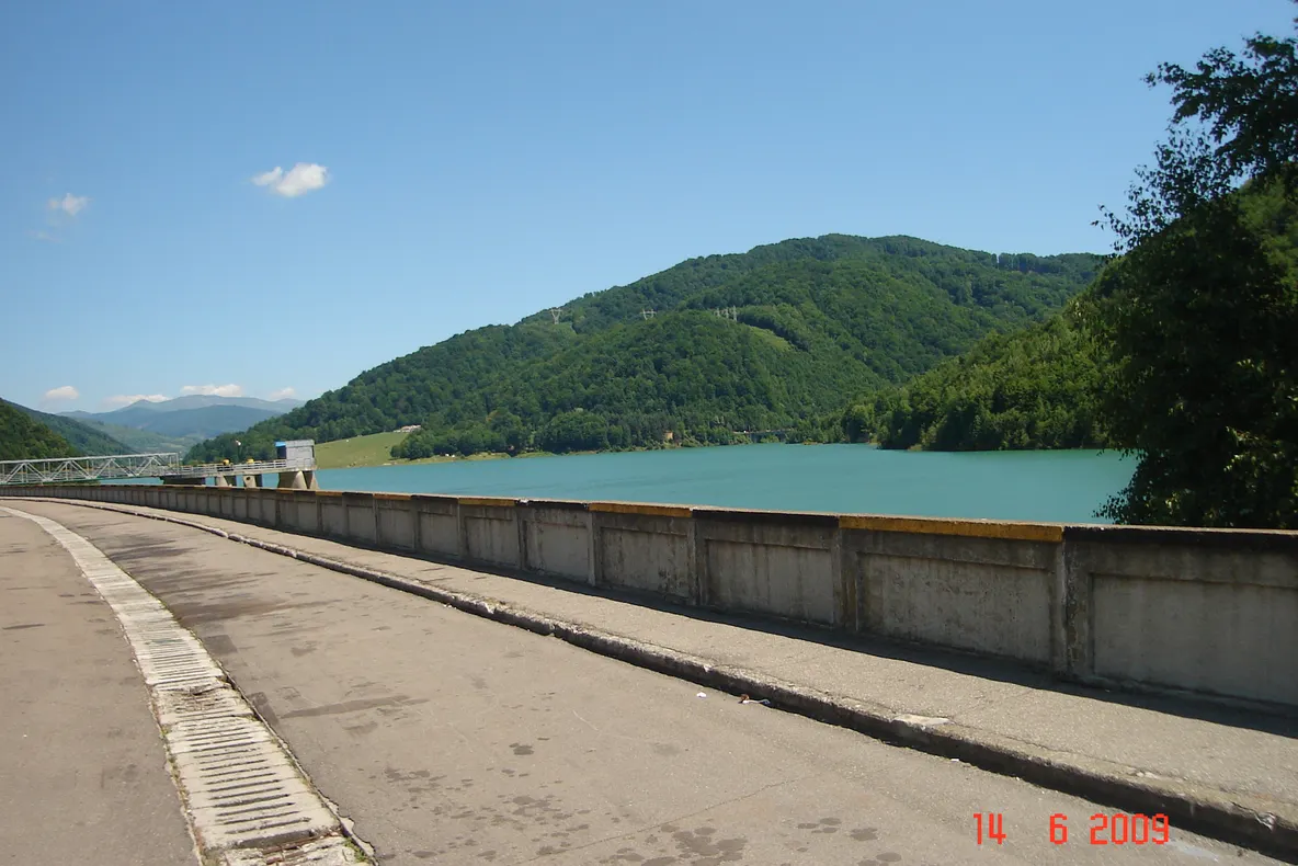 Mizerie la barajul Paltinul din Prahova