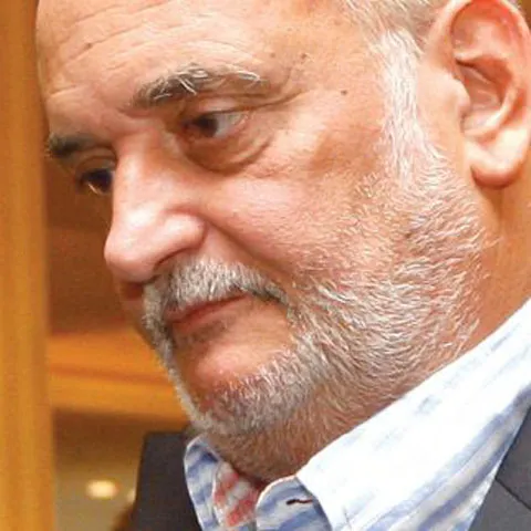 Patriciu profită de căderea pieţei imobiliare şi continuă achiziţiile