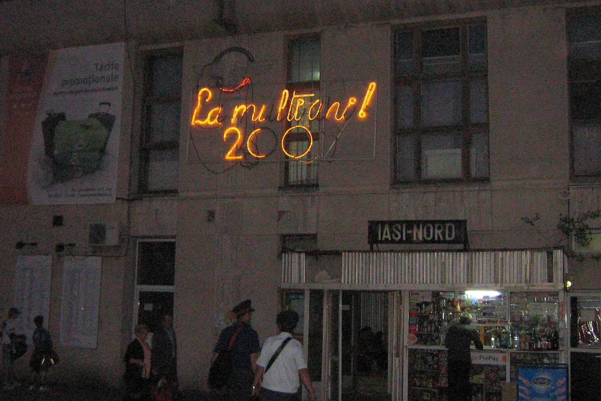 Gara din Iaşi - urare pentru sărbătorile de iarnă în plină vară