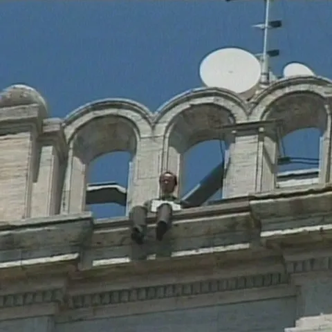 Un bărbat a protestat pe Casa Presei Libere din Bucureşti