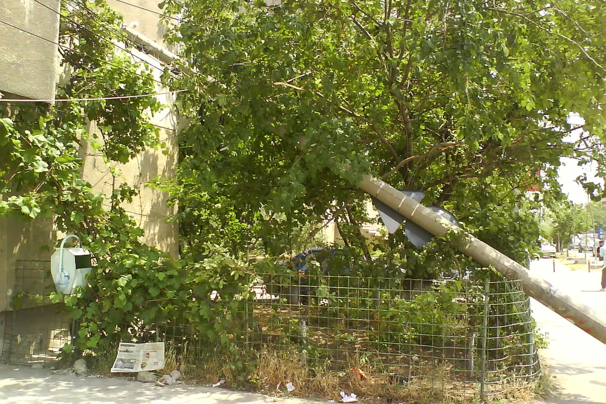 Acest stâlp se poate prăbuşi oricând peste cineva