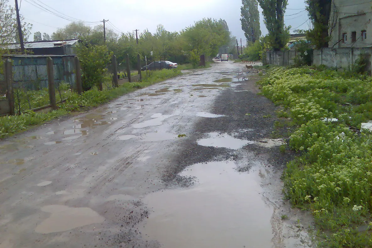 După o ploaie torenţială, nu se mai poate circula pe o stradă din judeţul Ilfov