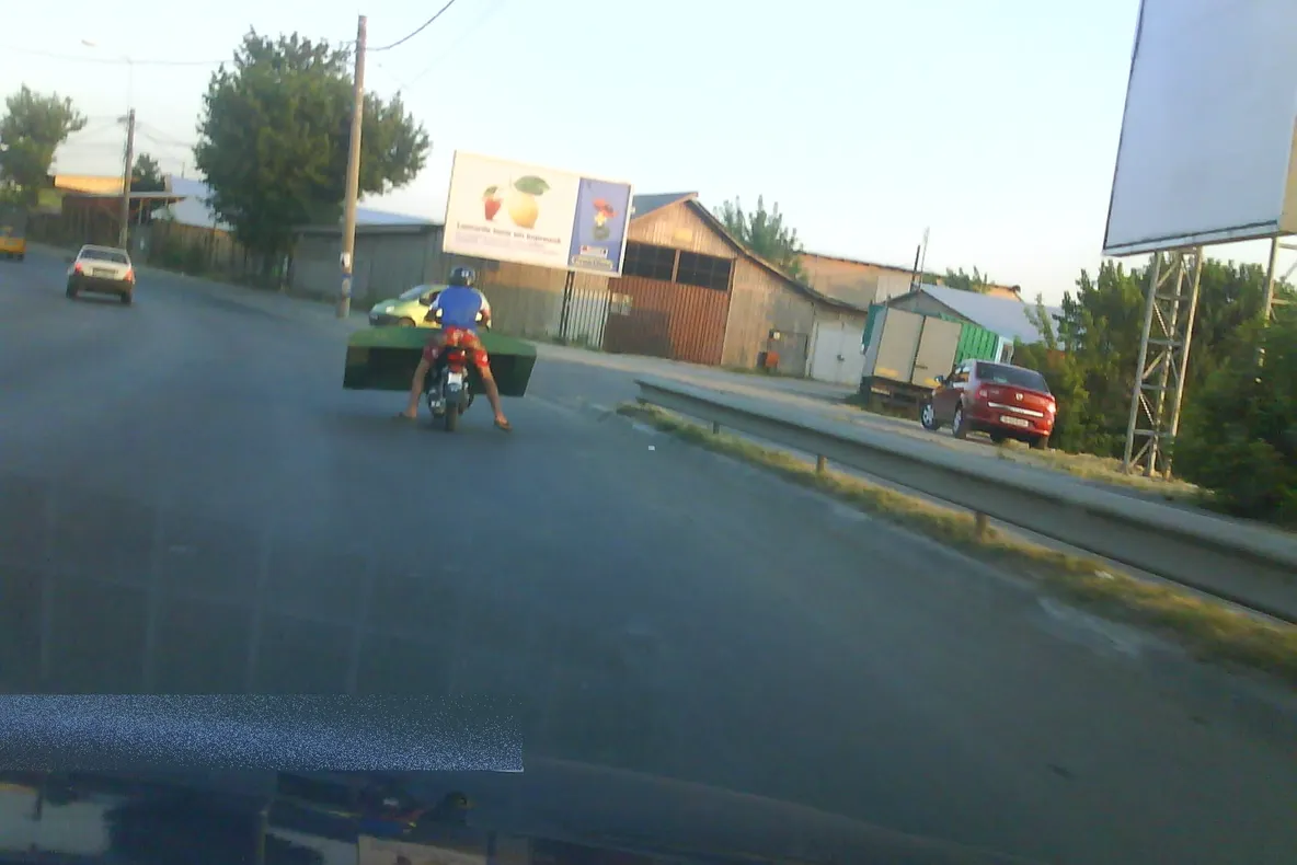 Cu barca pe scuter