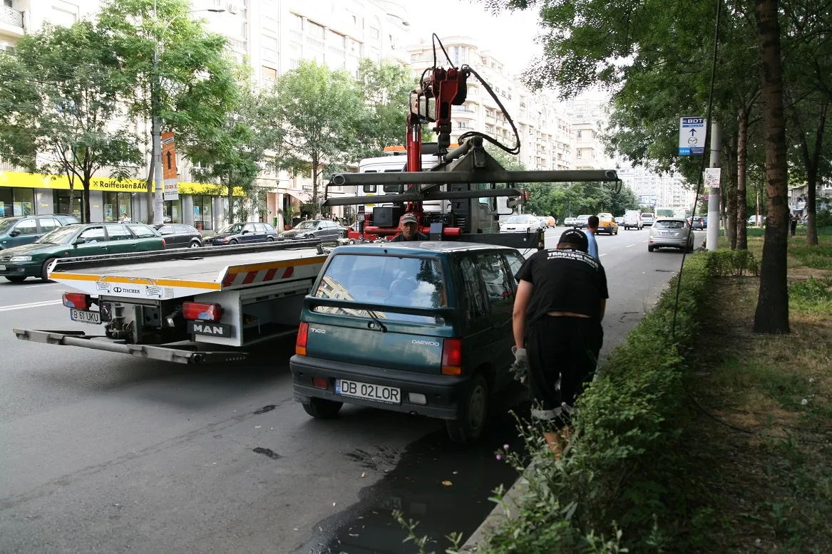 Ridicarea maşinilor parcate neregulamentar