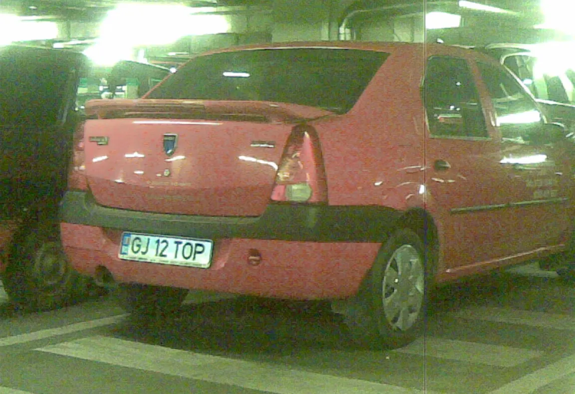 Parcat pe trecerea de pietoni, în parcarea unui supermarket