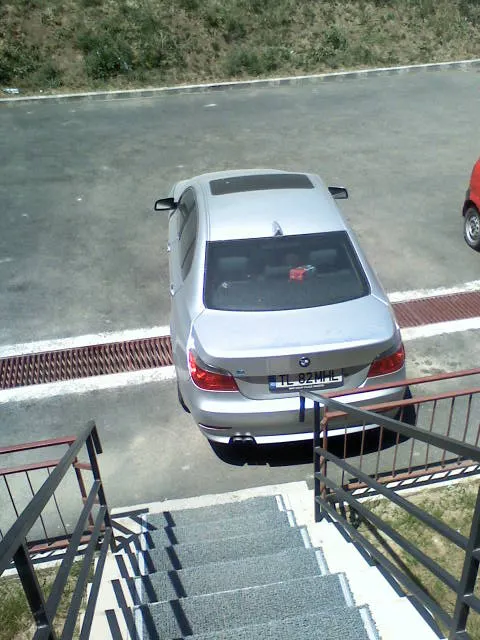 Parcarea la scară