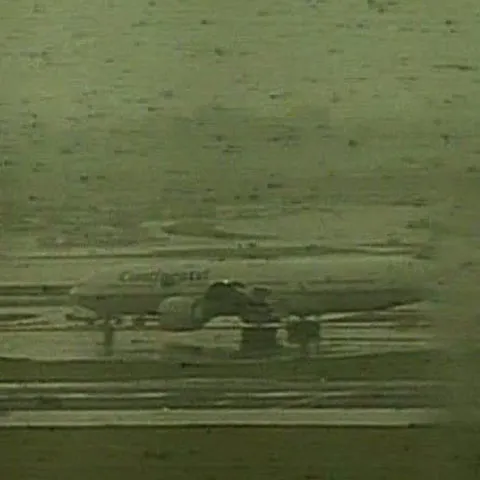 Pasagerii avionului al cărui pilot a murit în timpul zborului nu au ştiut nimic