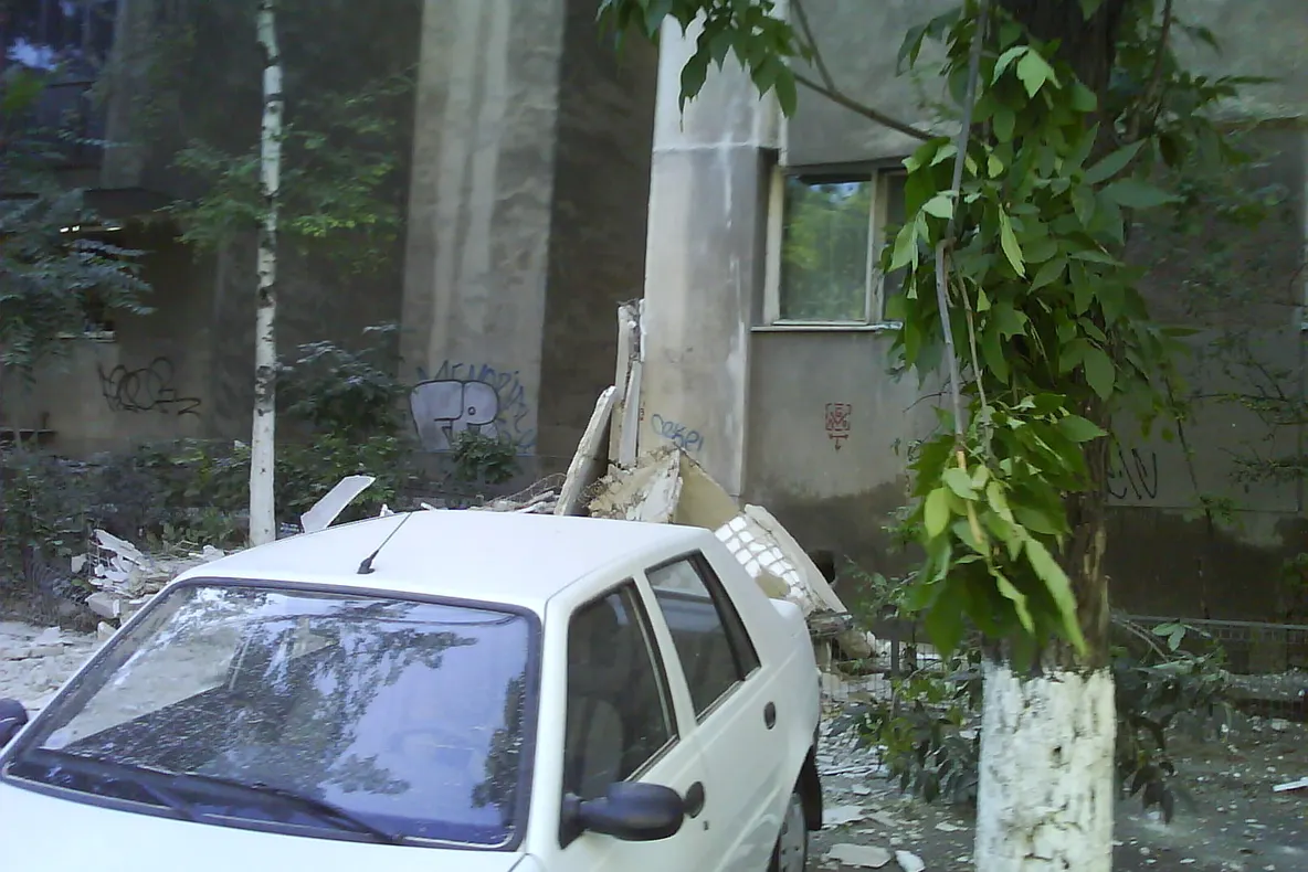 Faţada unui bloc din Colentina s-a prăbuşit