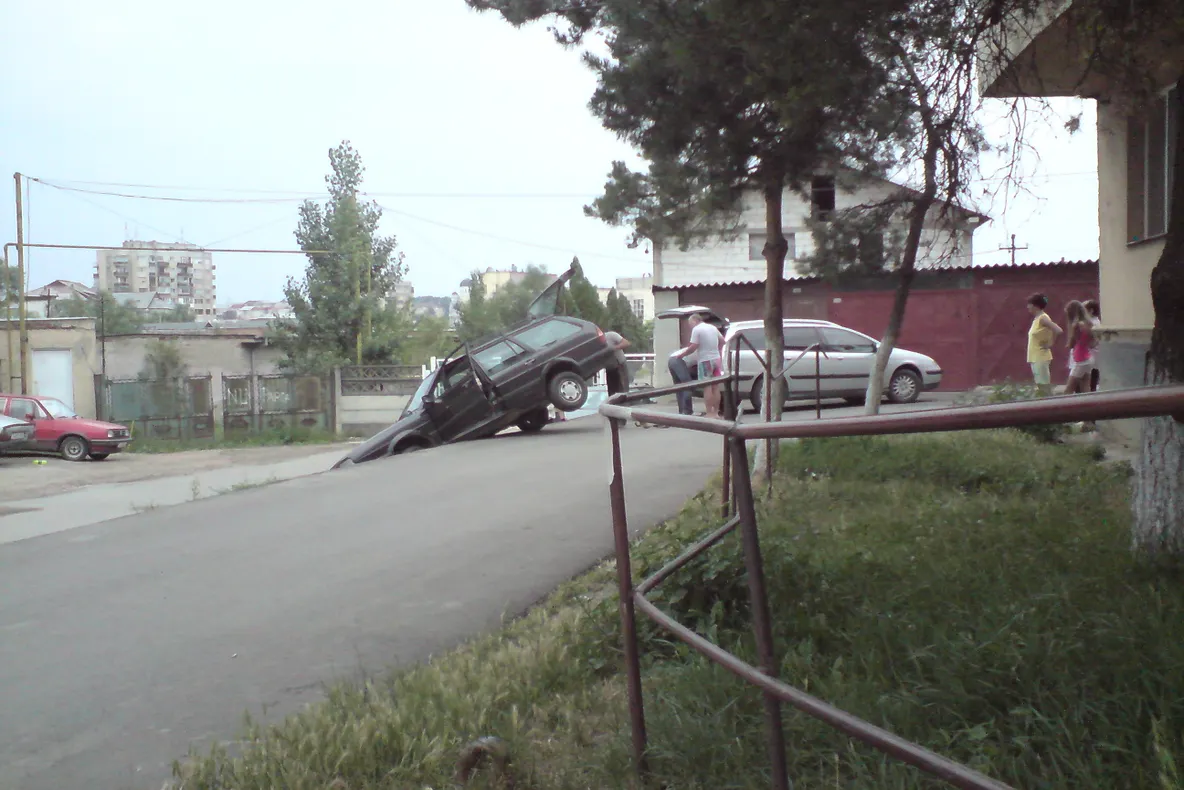 la Zalău, un şofer a rămas cu maşina suspendată