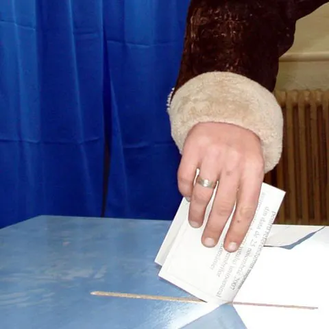 Italienii au mers la urne pentru un referendum electoral şi alegeri locale