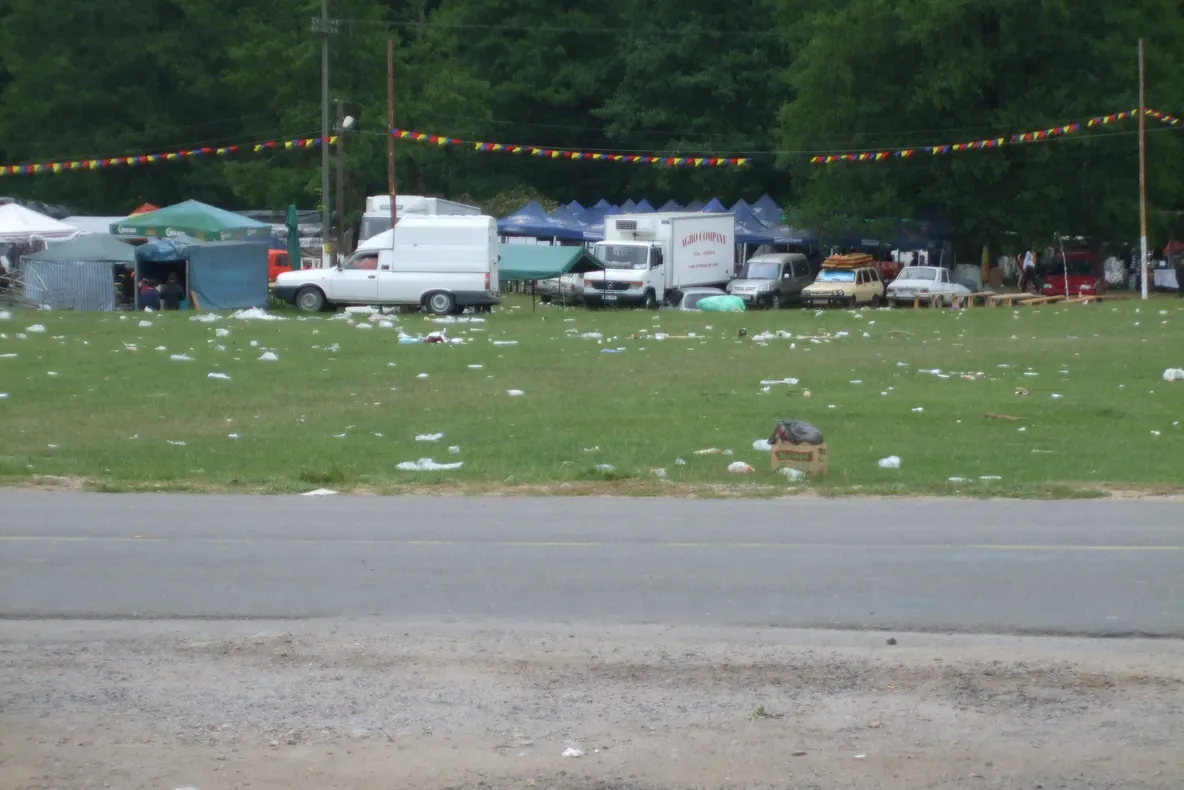 Mizerie lăsată în urma turiştilor com. Vârfurile, judeţul Arad