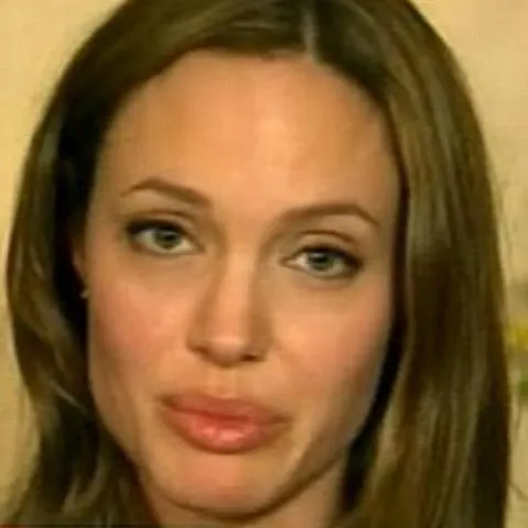 Angelina Jolie a plâns în direct