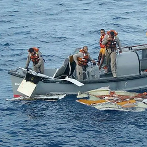Vasele franceze au detectat semnalul emis de cutiile negre ale avionului prăbuşit în Atlantic