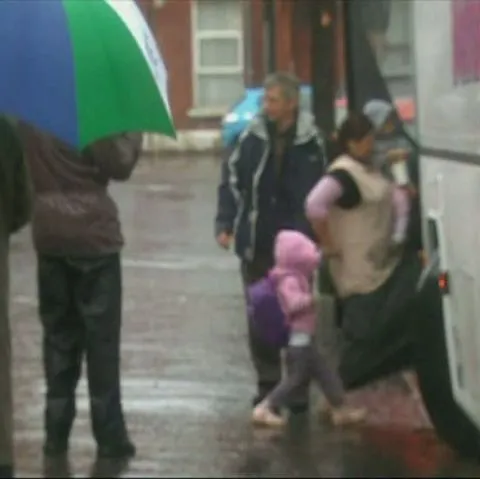 Doar 14 dintre romii atacaţi la Belfast vor rămâne în Irlanda de Nord, spun oficialii britanici