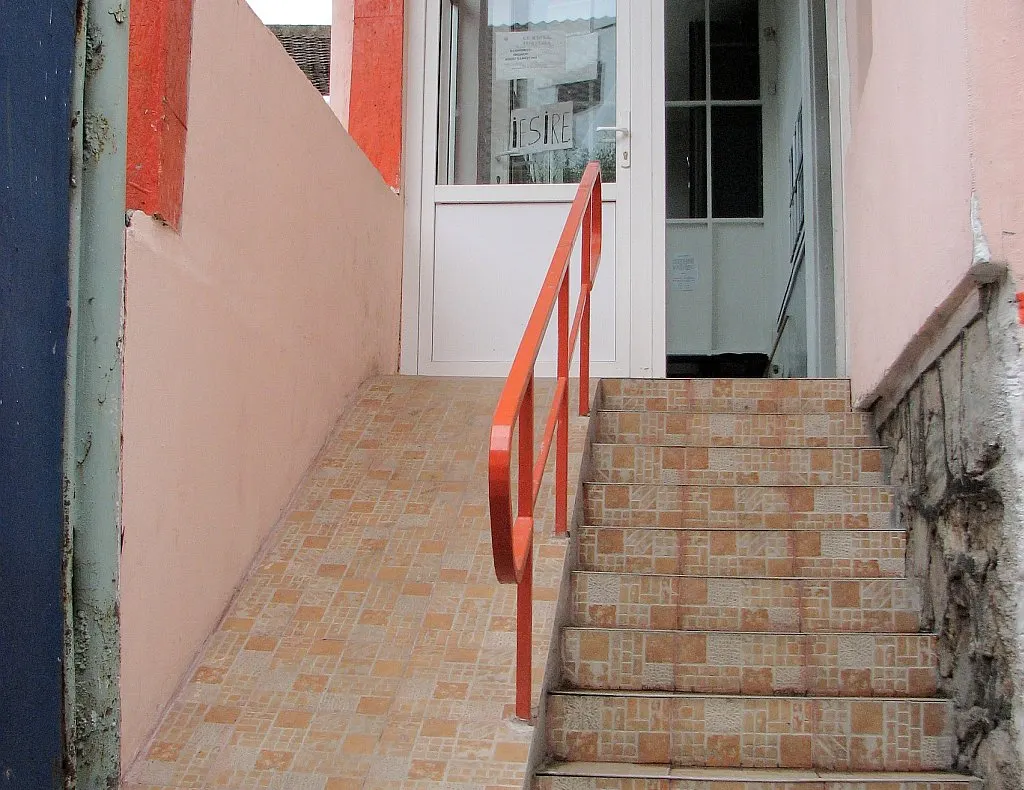 Rampa de acces pentru persoanele cu dizabilităţi nu poate fi folosită