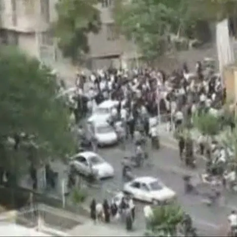 100 de studenţi au protestat în faţa ambasadei Marii Britanii de la Teheran