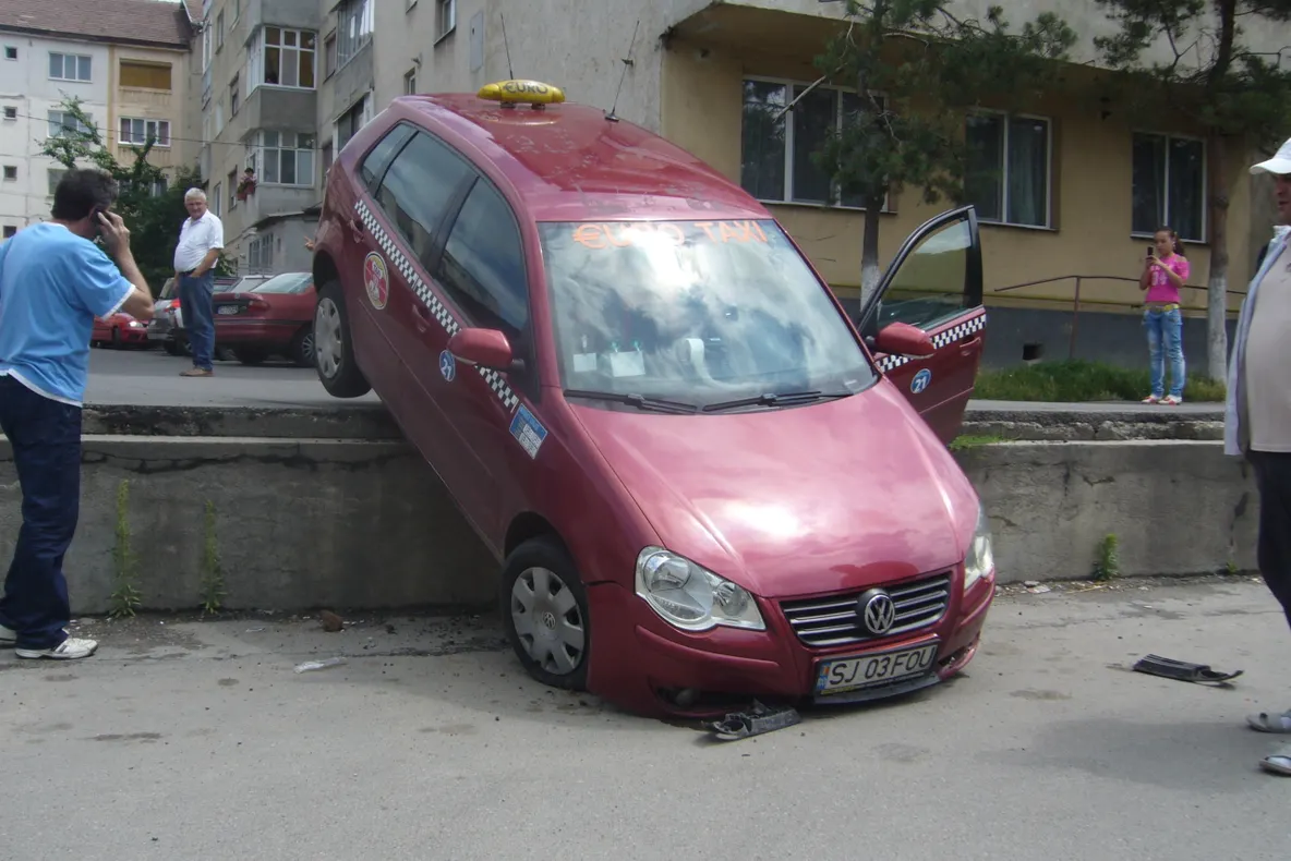 Manevra greşită a unui şofer, a dus la avarierea autovehiculului