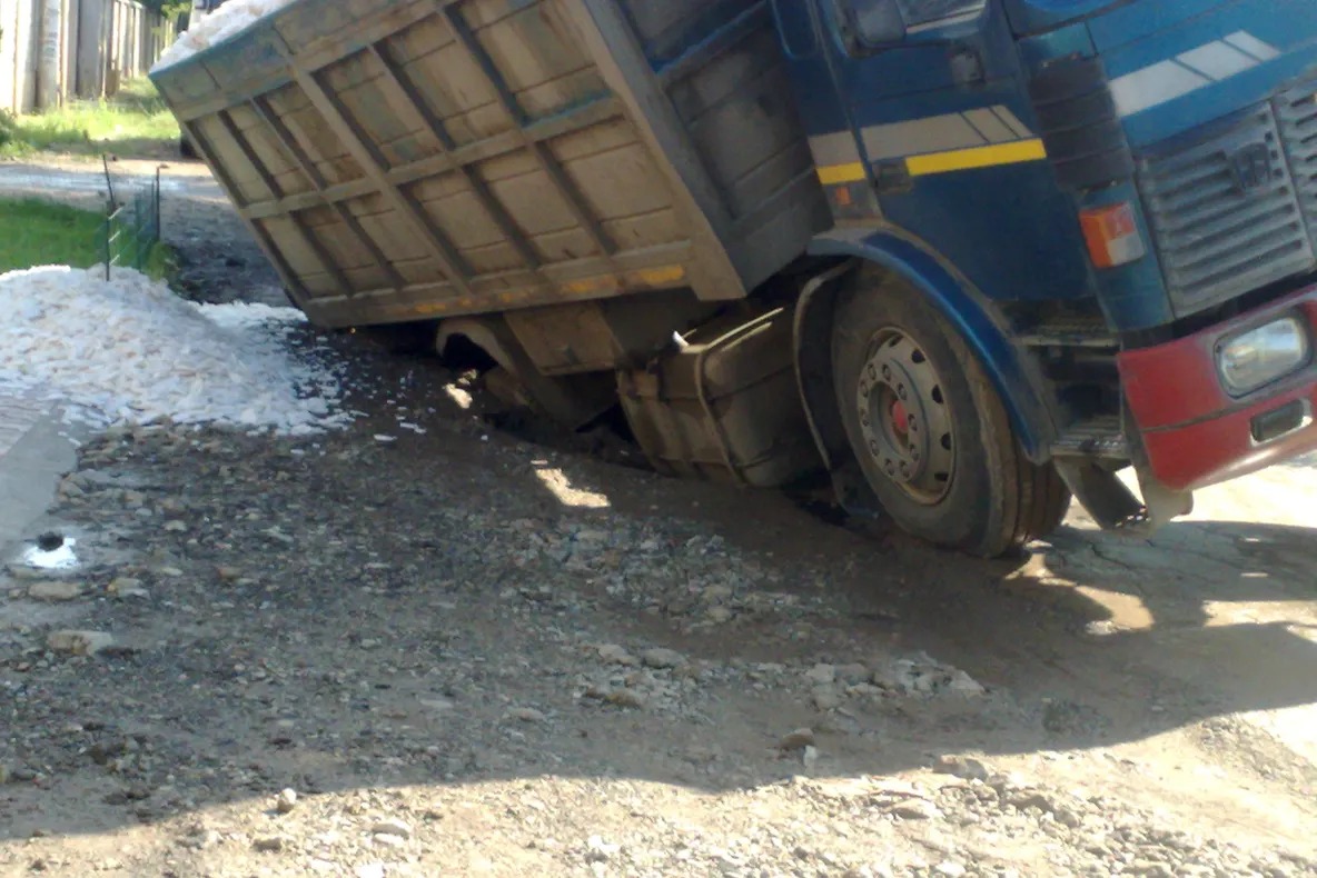 Camion în groapă pe strada Crinului din comuna Roşu