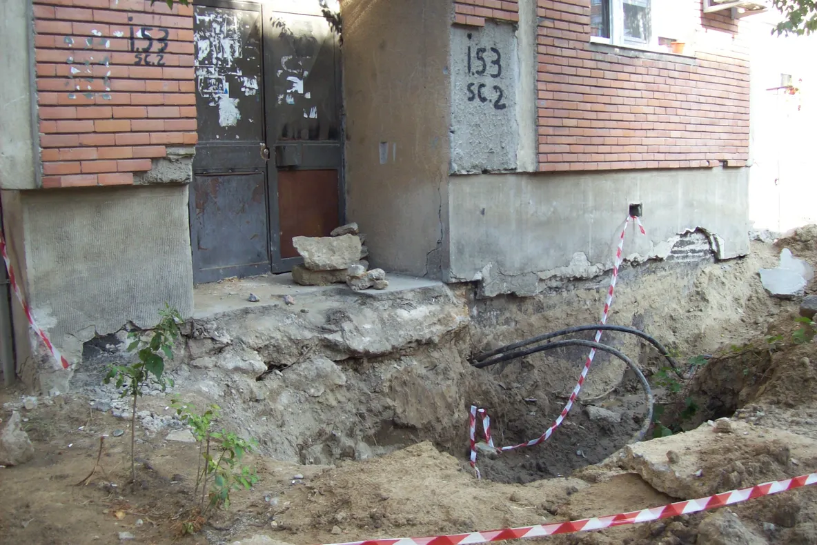 Şanţuri săpate pe o stradă din Craiova