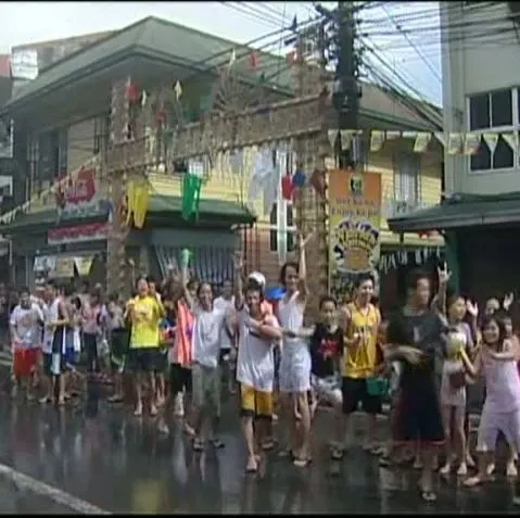 Locuitorii unui orăşel din Filipine îl sărbătoresc pe Sfântul Ioan Botezătorul cu o bătaie cu apă