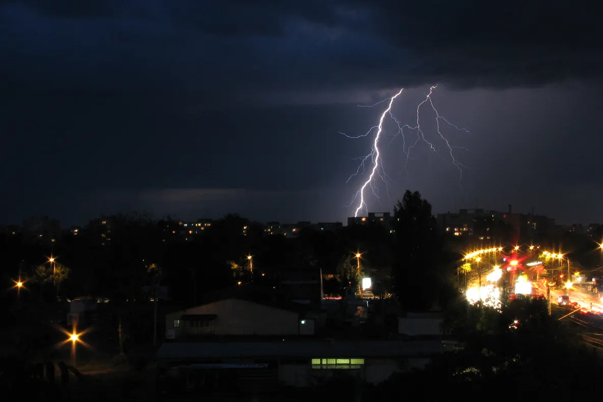 Fulgerele au brăzdat cerul Bucureştiului