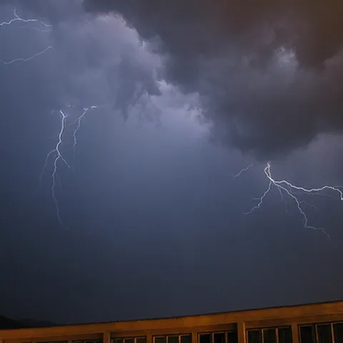 Meteorologii au anunţat ploi torenţiale şi vijelii pentru weekendul 26-28 iunie