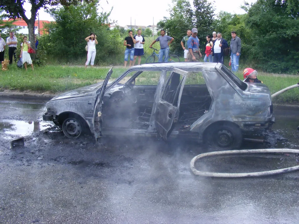 Un autotursim a luat foc pe o şosea din Timişoara