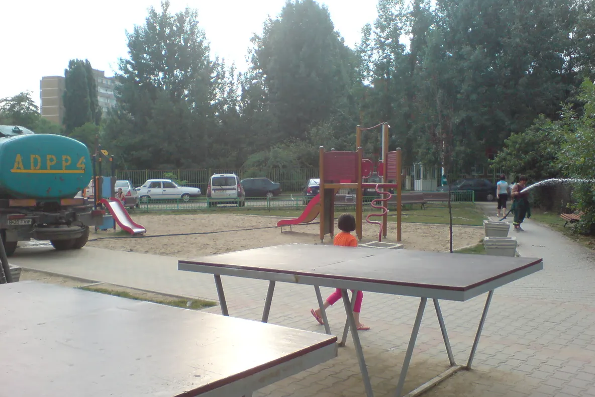 Într-un parc din Berceni părinţii sunt revoltaţi că ADP-ul udă florile când cei mici se află în parc