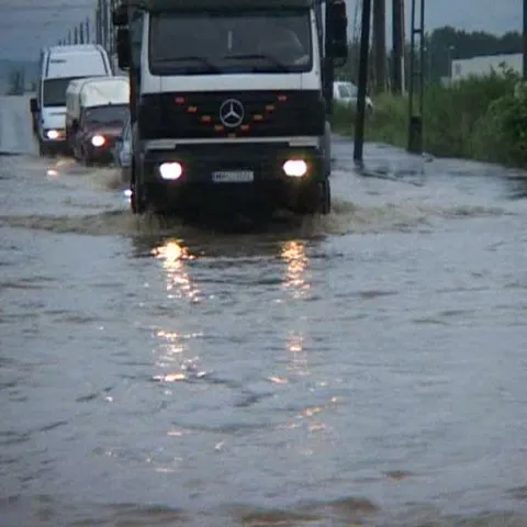 Peste 100 de gospodării din judeţul Maramureş au fost inundate 