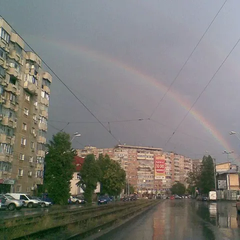 După o ploaie torenţială, în Bucureşti a apărut curcubeul