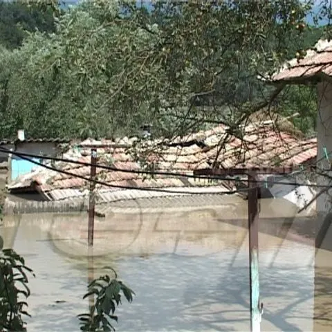 O adolescentă din Bihor a murit după ce căruţa în care se afla a fost luată de o viitură