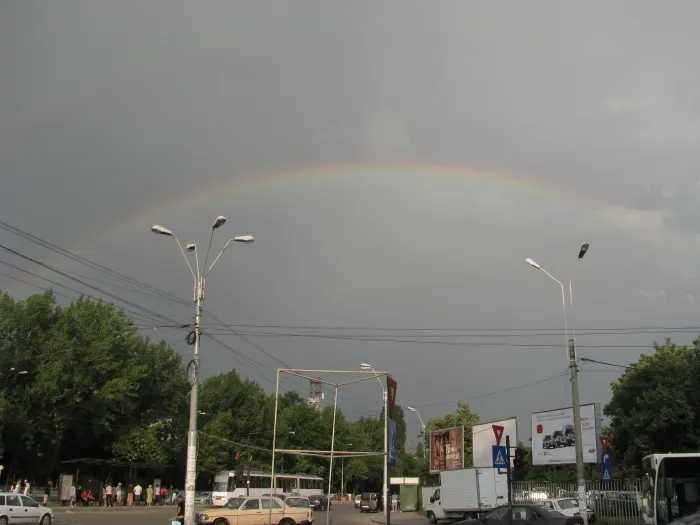 Curcubeu înainte de ploaie deasupra Bucureştiului