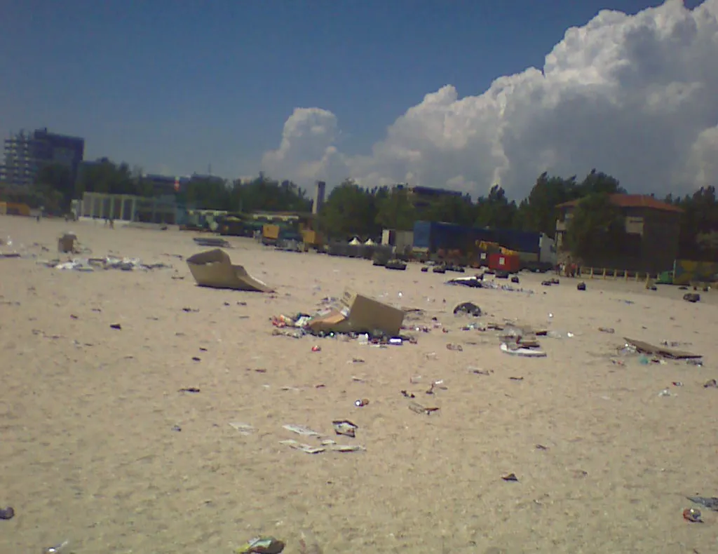 Gunoaie pe plajă